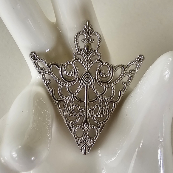 🧛‍♂️ Filigree Lapel Point Pin Set - Picture 2 of 8